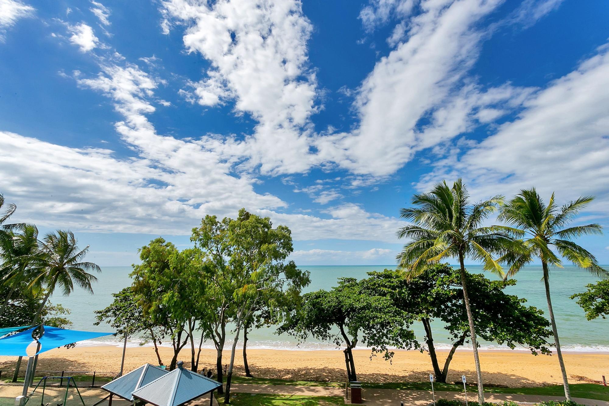 Beachfront Apartments On Тринити Бийч Екстериор снимка