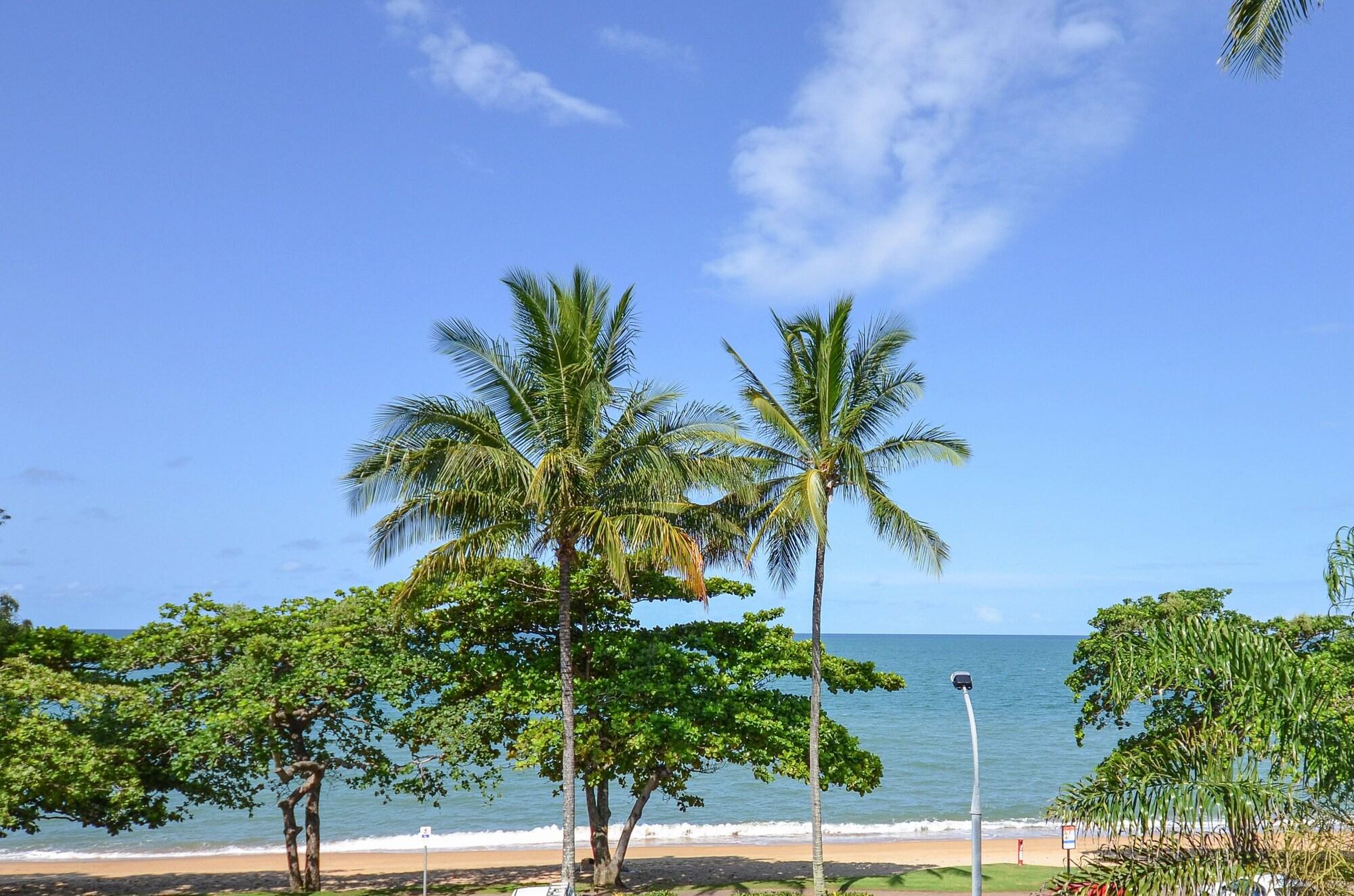 Beachfront Apartments On Тринити Бийч Екстериор снимка