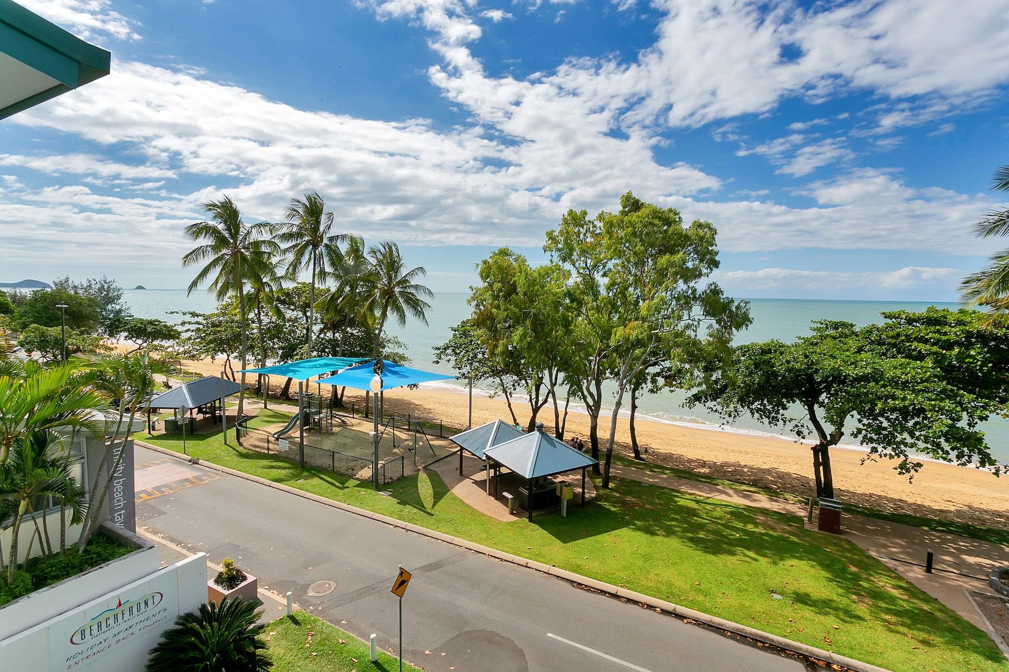 Beachfront Apartments On Тринити Бийч Екстериор снимка