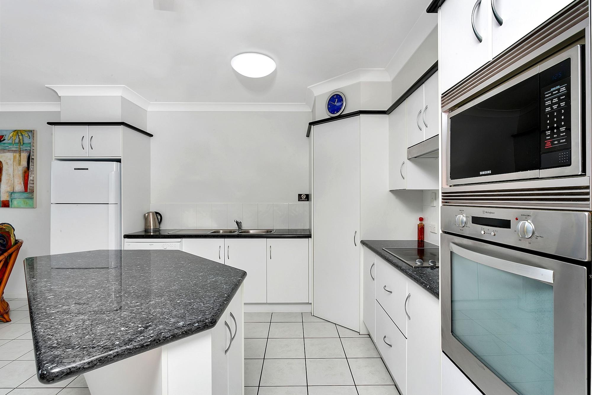 Beachfront Apartments On Тринити Бийч Екстериор снимка