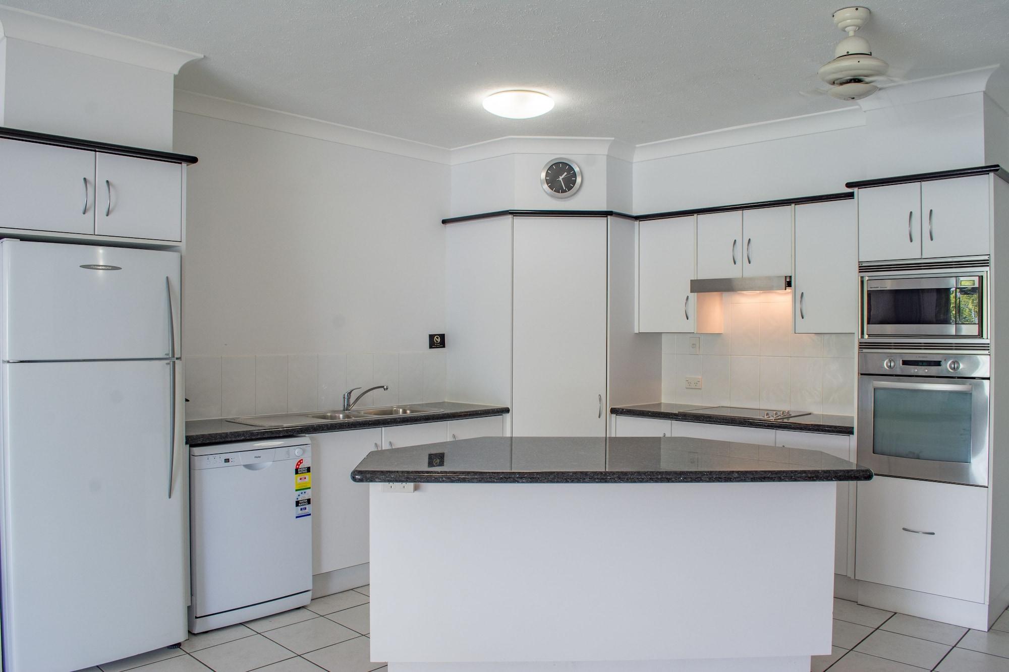 Beachfront Apartments On Тринити Бийч Екстериор снимка