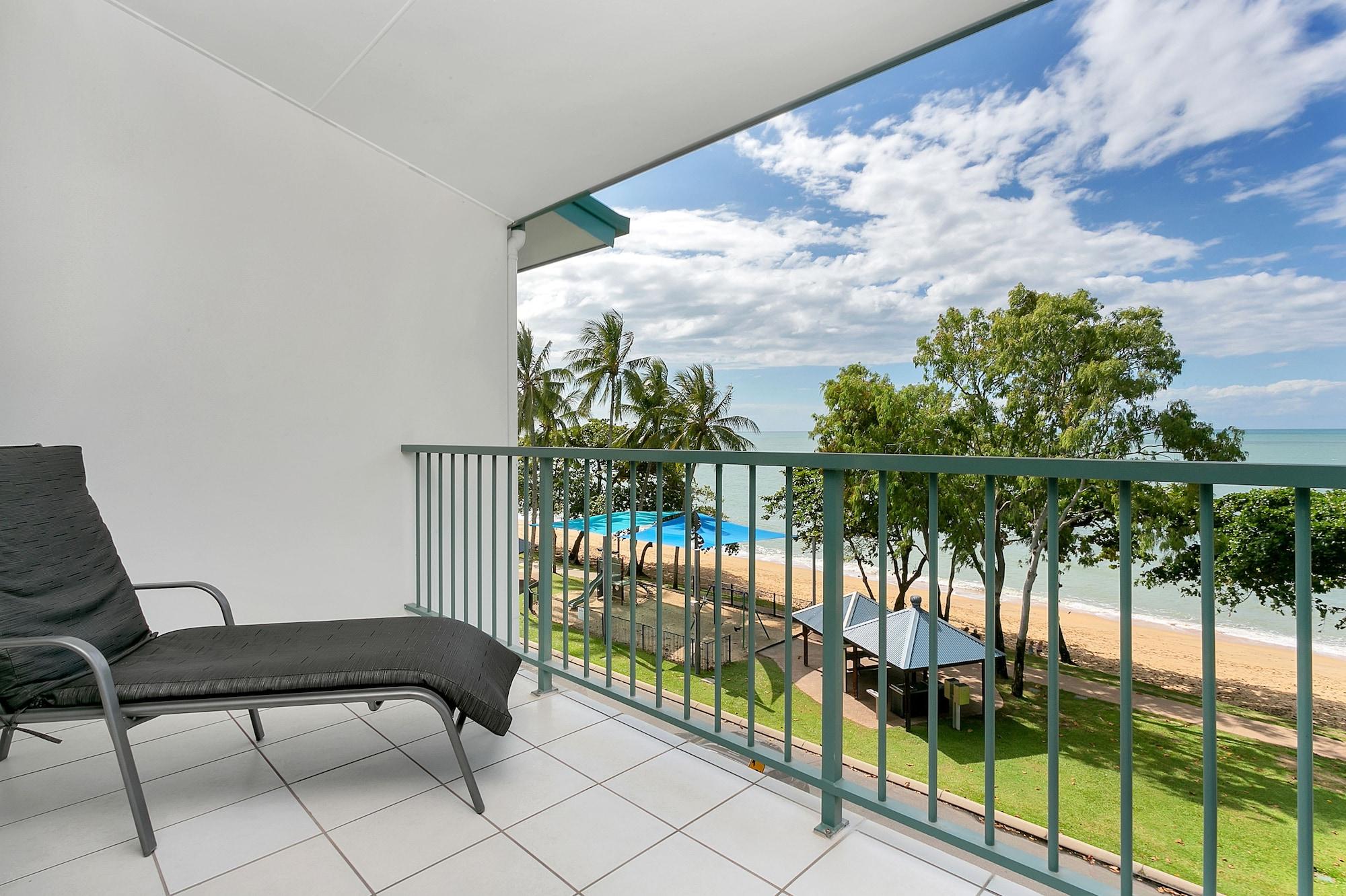 Beachfront Apartments On Тринити Бийч Екстериор снимка