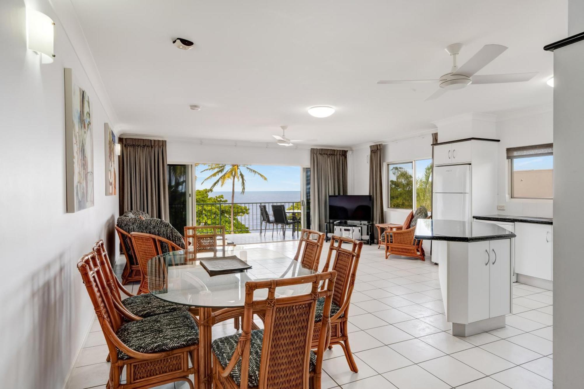 Beachfront Apartments On Тринити Бийч Екстериор снимка