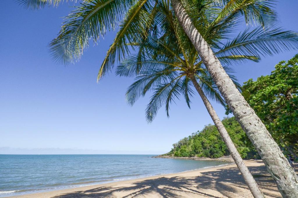 Beachfront Apartments On Тринити Бийч Екстериор снимка