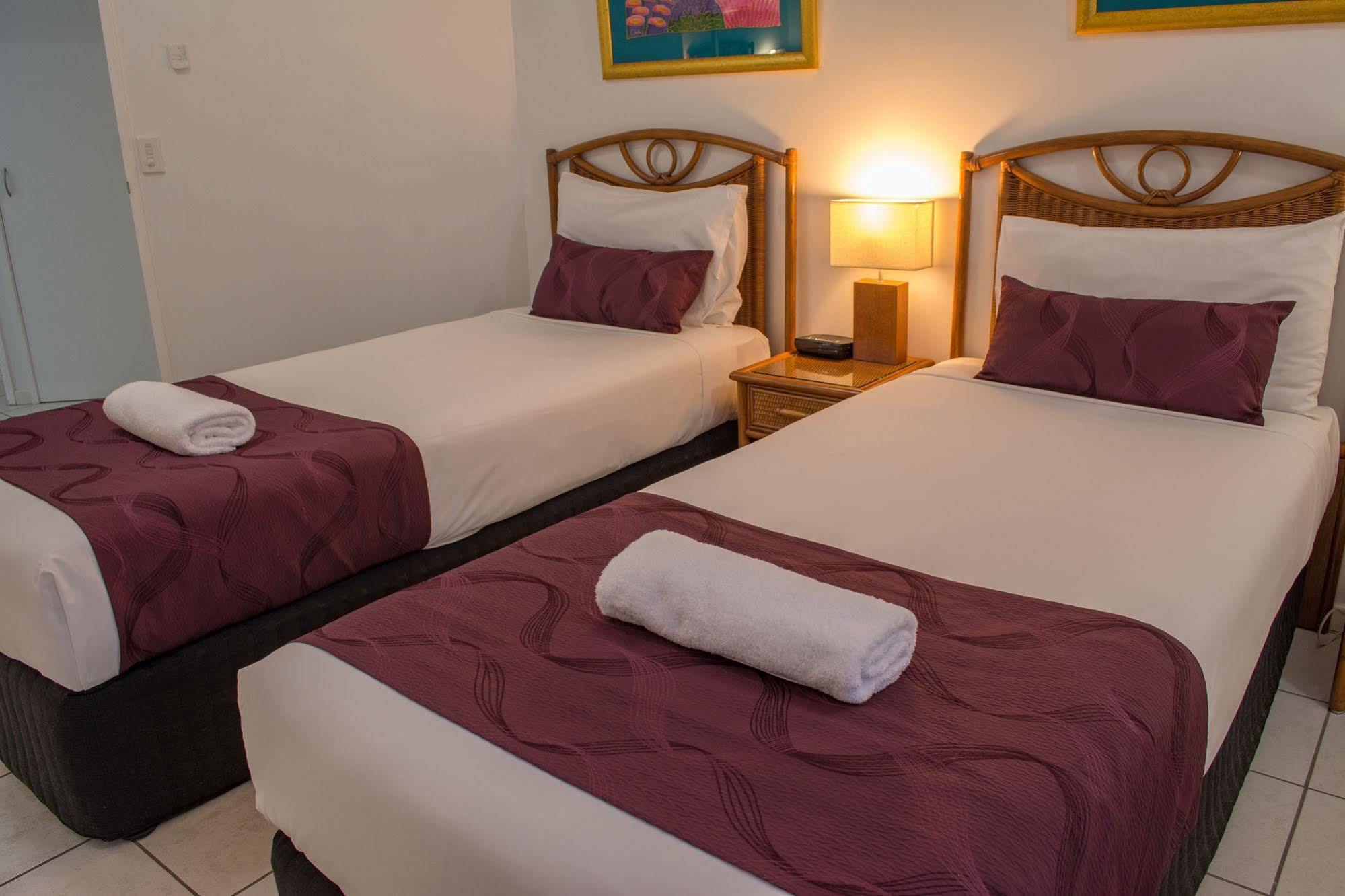 Beachfront Apartments On Тринити Бийч Екстериор снимка