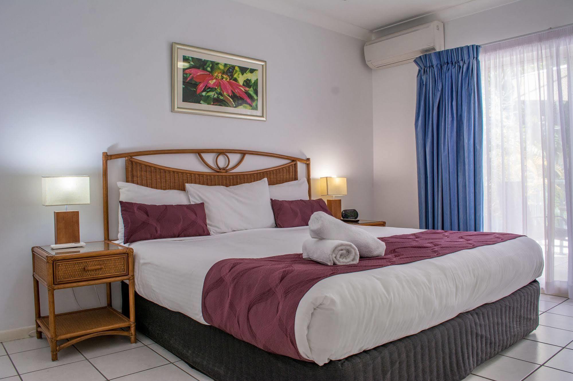 Beachfront Apartments On Тринити Бийч Екстериор снимка