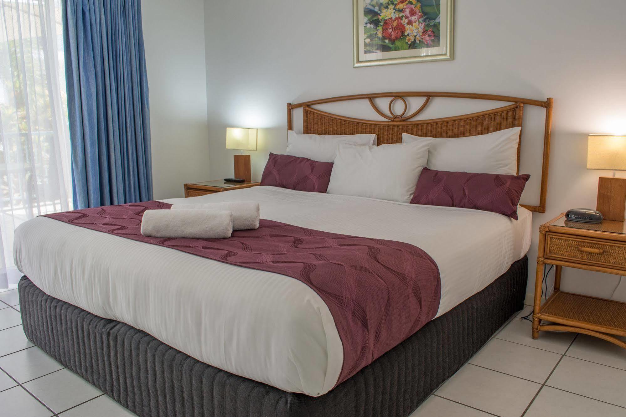 Beachfront Apartments On Тринити Бийч Екстериор снимка